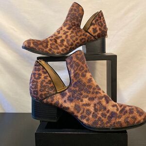 Faux low pile fur leopard print shooties size 7.5